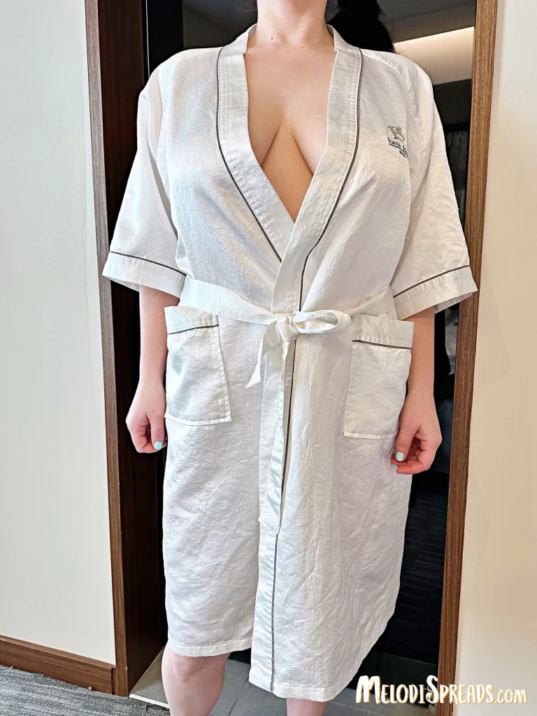 Hotel Holes: Melodi Drops the Robe and Spreads Wide