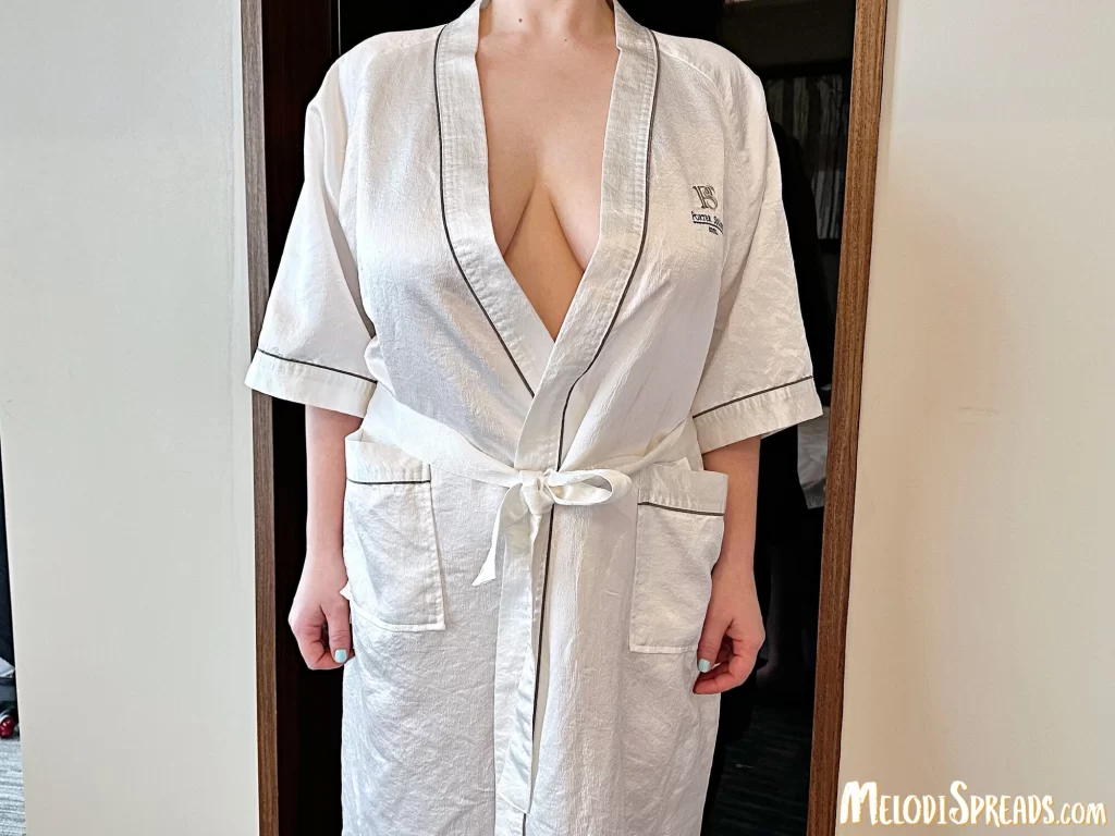 Hotel Holes: Melodi Drops the Robe and Spreads Wide